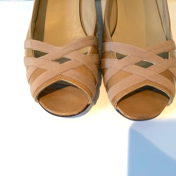 Stuart Weitzman Heels Wedge Peep Toe Tan Patent Leather Narrow (9.5 N) - Picture 4 of 13